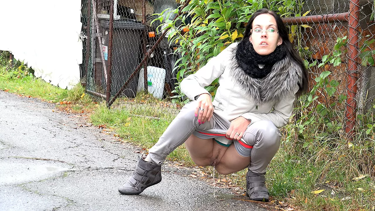 Geeky Girls Pee Too | Girlspee Video