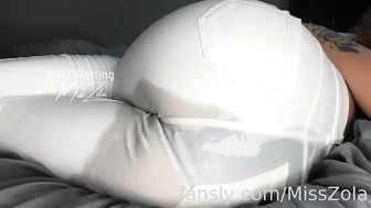 MissZola - Wetting my white jeans
