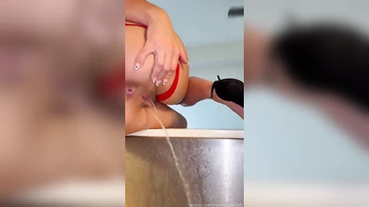 littlethicklily - Quick pee