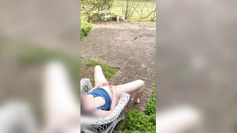 HugeBladderQueen - Come have fun and play around in my sprinkler!!