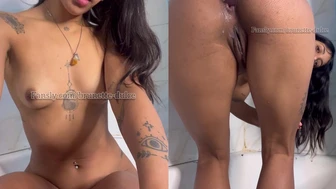Brunette-dulce - Before showering I felt like playing for a while, I finished pissing