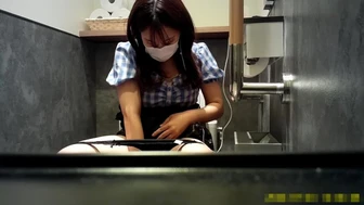 An assortment of 8 young girls! It is a bargain price ⑯ [Assault! Women's restroom next door]