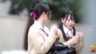 DLEE-559 03 Toilet voyeur: schoolgirls fighting for the turn to pee first!