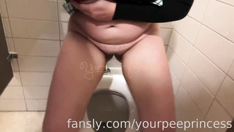 yourpeeprincess - The cutie in green was holding in a lot