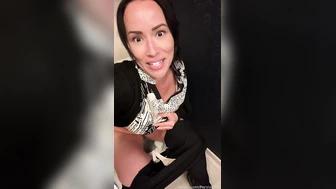 PersiasPee - Hey yall! My fave colors are black and white. What about you??