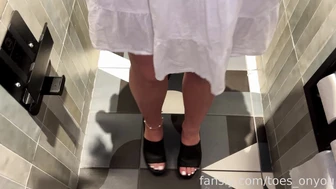 toes_onyou - Public Toilet
