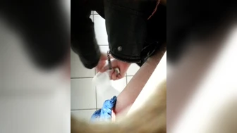 spy wc: girl comes first time and tries to pee